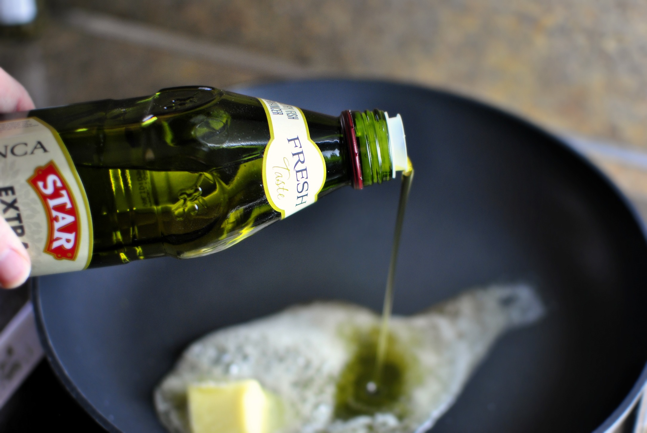 Жарить на виноградном масле. Оливковое масло для рыбы жарить. Можно ли жарить на оливковом масле. Можно ли пожарить рыбу без масла. Можно ли жарить на воде вместо масла.
