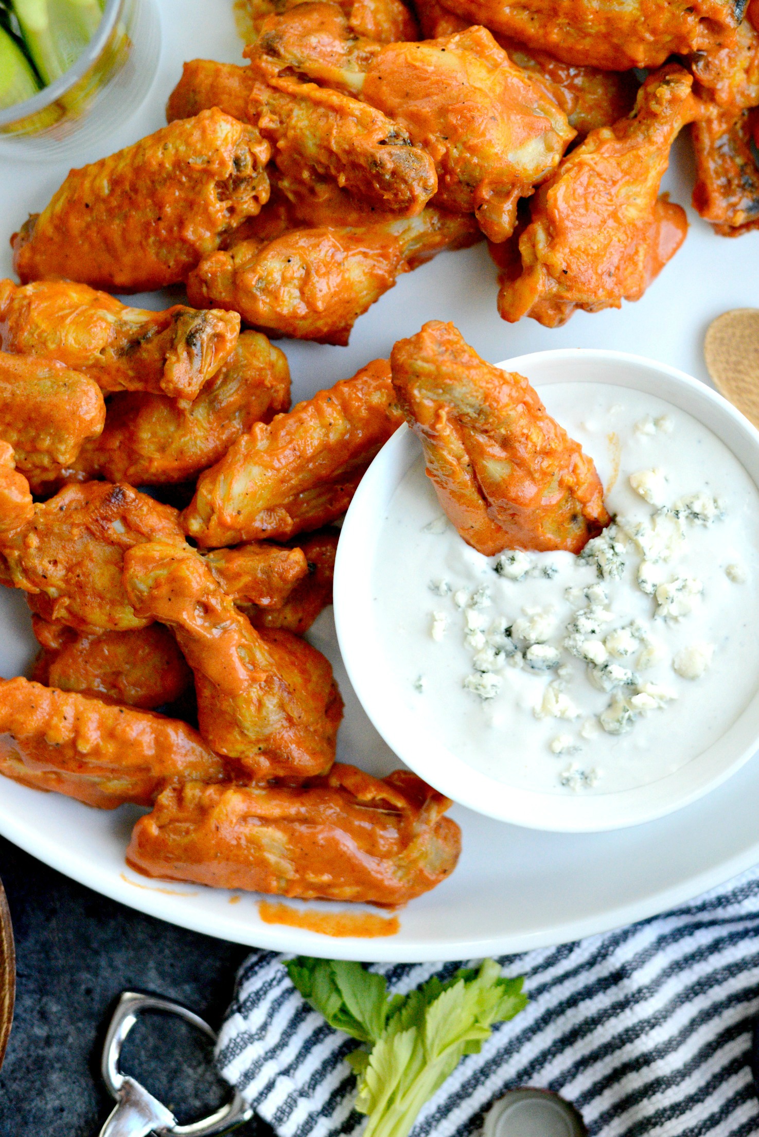 Lykkelig Hjemløs mover Spicy Garlic Chicken Wings with Blue Cheese Dip - Simply Scratch