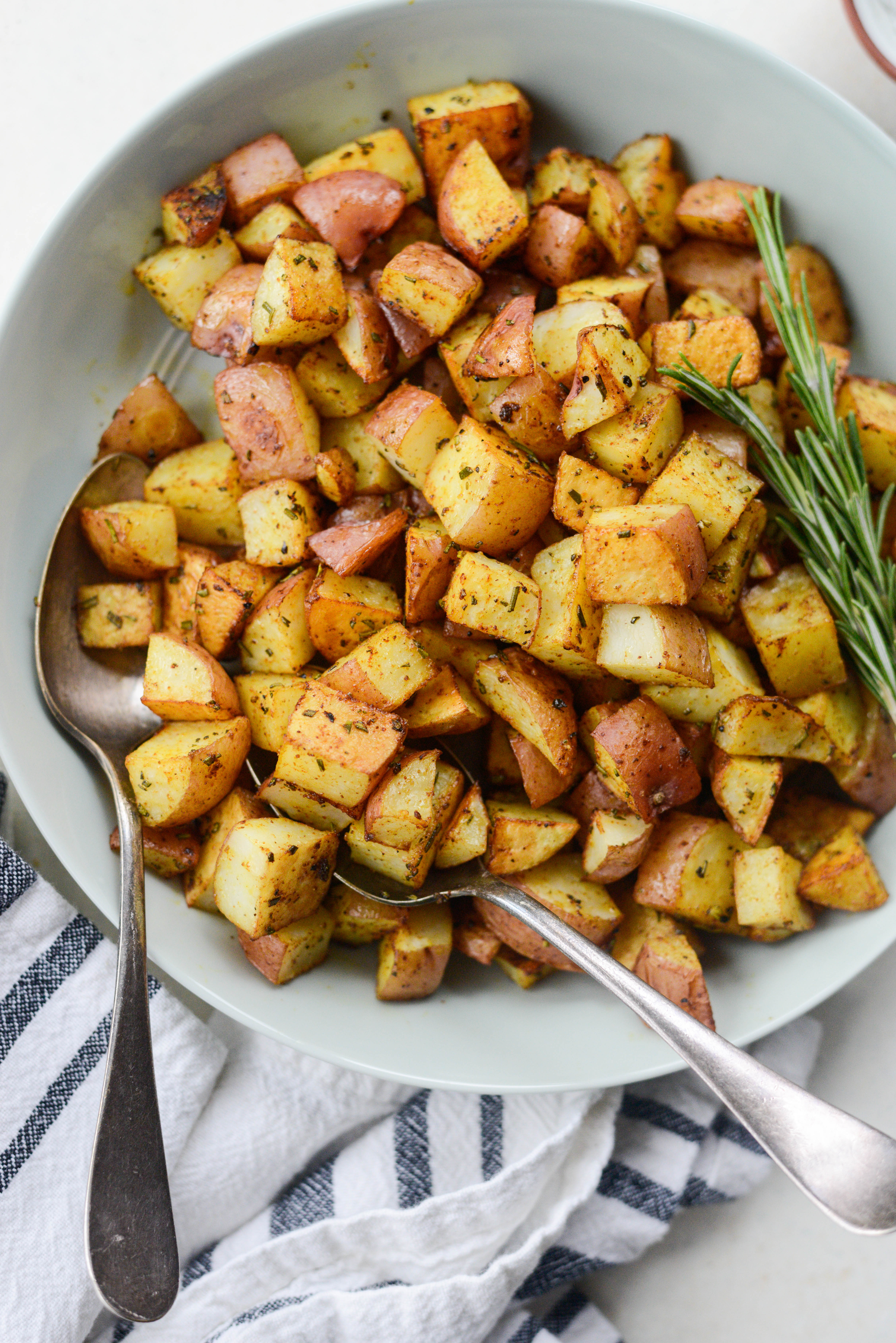 https://www.simplyscratch.com/wp-content/uploads/2019/04/Simple-Rosemary-Breakfast-Potatoes-l-SimplyScratch.com-rosemary-breakfast-potatoes-hash-sidedish-17.jpg