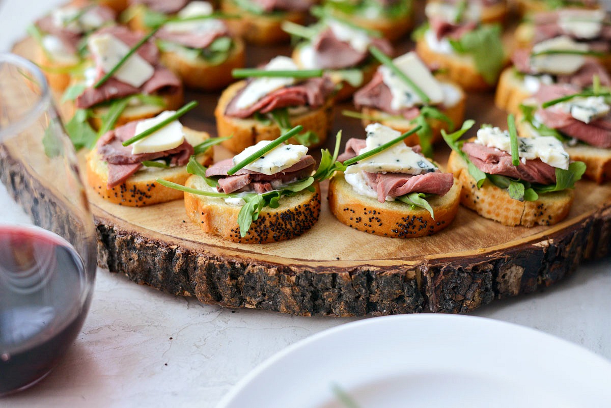 https://www.simplyscratch.com/wp-content/uploads/2019/12/Beef-Blue-Cheese-Crostini-Bites-l-SimplyScratch.com-leftover-beef-tenderloin-recipe-appetizer-holiday-bluecheese-bread-crostini-9.jpg