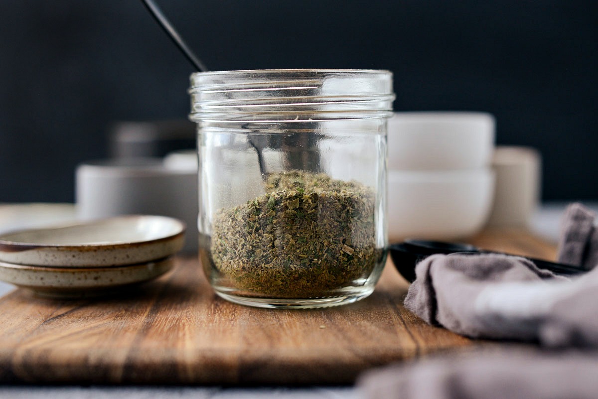 https://www.simplyscratch.com/wp-content/uploads/2020/04/Homemade-Italian-Seasoning-Blend-l-SimplyScratch.com-easy-spiceblend-spices-diy-italianseasoning-fromscratch-homemade-herbs-3.jpg