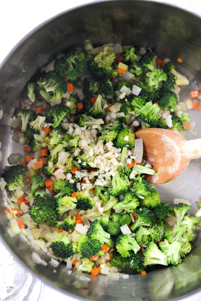 minced garlic added to pot