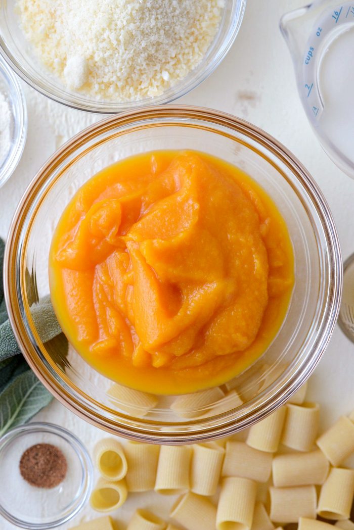 butternut squash puree in glass bowl