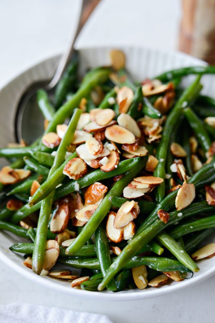 side view of garlicky green beans almondine