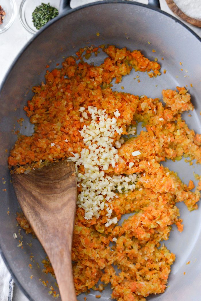 add garlic to sauteed veggies