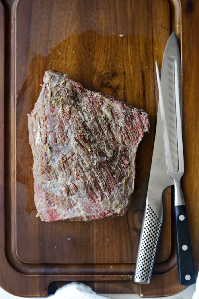 corned beef cuit sur planche à découper