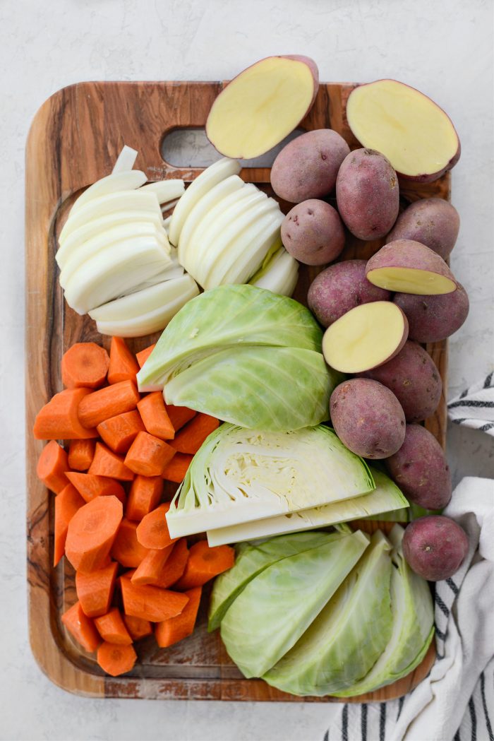carottes, oignons, pommes de terre et chou préparés