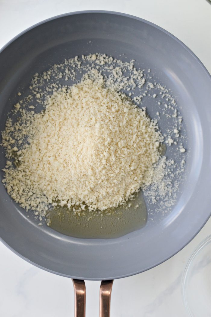 sesame oil, panko, garlic and onion powder in skillet