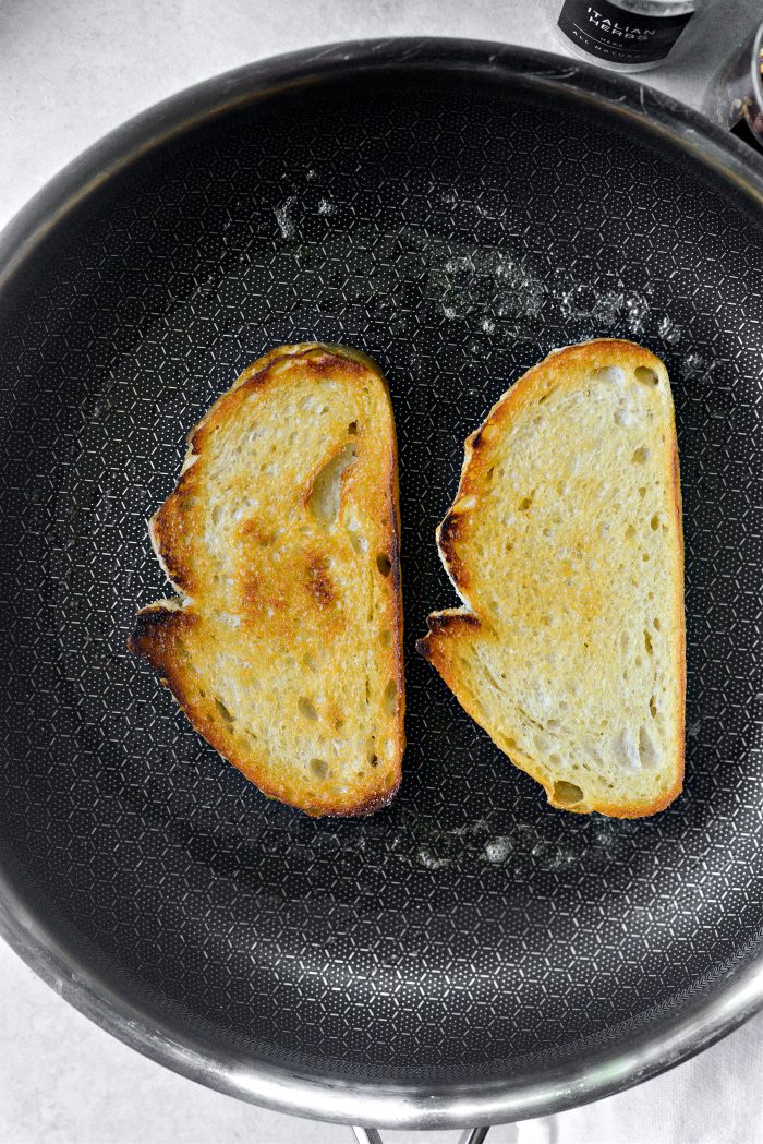 toast bread in pan